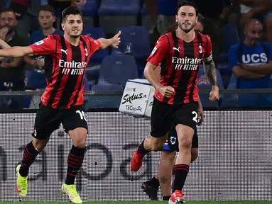 Pemain AC Milan Brahim Diaz (kiri) melakukan selebrasi usai mencetak gol ke gawang Sampdoria pada pertandingan Serie A di Stadion Luigi Ferraris, Genova, Italia, 23 Agustus 2021. AC Milan menang 1-0. (MIGUEL MEDINA/AFP)