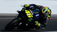 Pembalap Monster Energy Yamaha, Valentino Rossi, saat menjalani tes hari pertama MotoGP 2020 di Sirkuit Ricardo Tormo, Valencia, Selasa (19/11/2019). (AFP/Jose Jordan/STR)