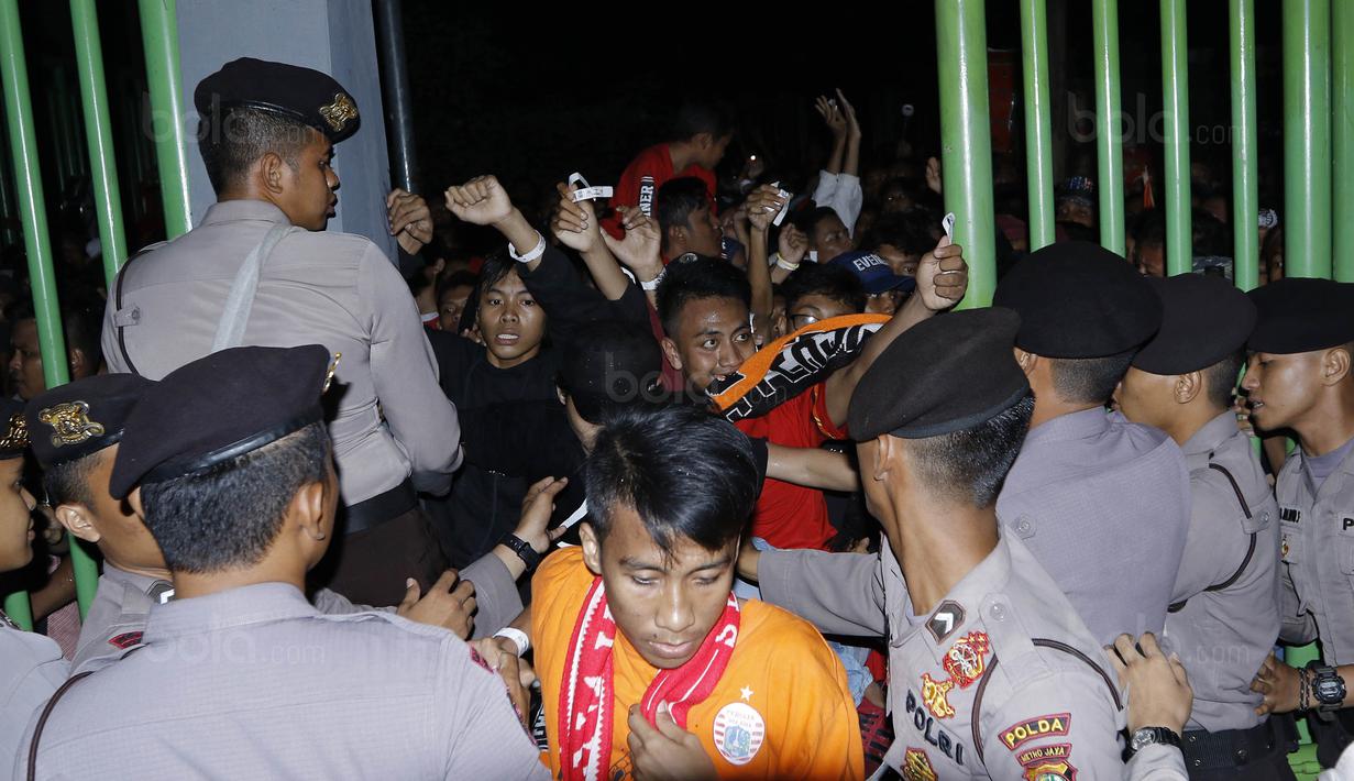 Para Jakmania berusaha masuk stadion Patriot, Bekasi, Minggu (12/11/2017). Pertandingan terakhir Persija di Liga 1 2017 ini membuat antusias Jakmania semakin tinggi untuk datang menyaksikan laga. (Bola.com/ M Iqbal Ichsan)