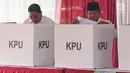 Calon Presiden no urut 02, Prabowo Subianto saat menggunakan hak pilihnya pada Pemilu 2019 di TPS 041 Kampung Curug, Desa Bojong Koneng, Babakan Madang, Kabupaten Bogor, Jawa Barat, Rabu (17/4). Prabowo didampingi Fadli Zon. (Liputan6.com/Helmi Fithriansyah)