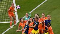 Kiper timnas putri Belanda Sari van Veenendaal coba menghalau bola pada semifinal Piala Dunia Wanita di Stade de Lyon, Rabu (3/7/2019) atau Kamis dini hari WIB. (AFP/Jean-Philippe Ksiazek)