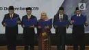 Lima pimpinan KPK mengucapkan sumpah jabatan saat pisah sambut usai pelantikan di Gedung KPK, Jakarta, Jumat (20/12/2019). Acara ini dihadiri pimpindan dan Dewan Pengawas KPK. (merdeka.com/Dwi Narwoko)