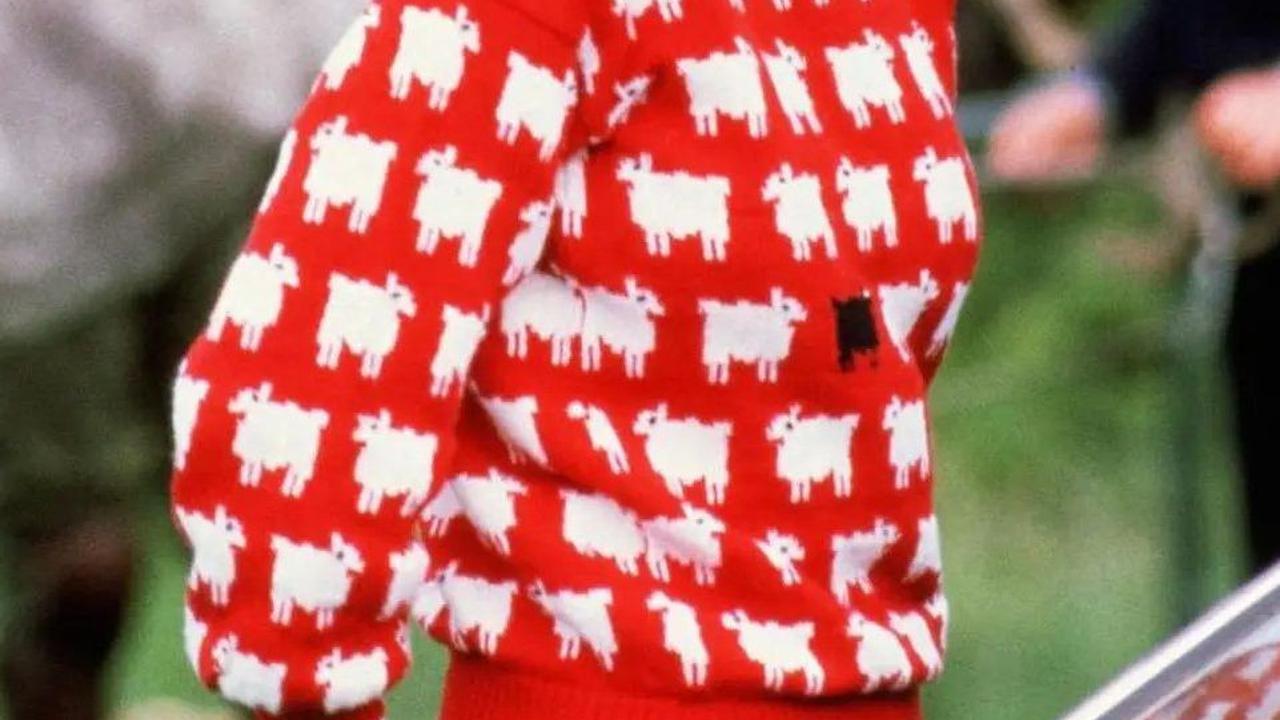Pose Putri Diana dengan sweater motif kambing hitam kesayanganya yang dipakai pertama kali ke pertandingan polo Pangeran Charles pada 1981.