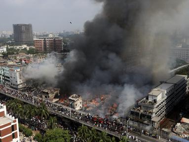 Kebakaran berkobar di pasar populer pakaian di ibu kota Bangladesh, Dhaka, Bangladesh, Selasa, 4 April 2023. (AP/Mahmud Hossain Opu)