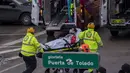 Seorang yang terluka dipindahkan dari lokasi ledakan di pusat kota Madrid, Spanyol, Rabu (20/1/2021). Sedikitnya dua orang tewas dan delapan lainnya luka-luka setelah ledakan sangat keras tersebut. (AP Photo/Bernat Armangue)