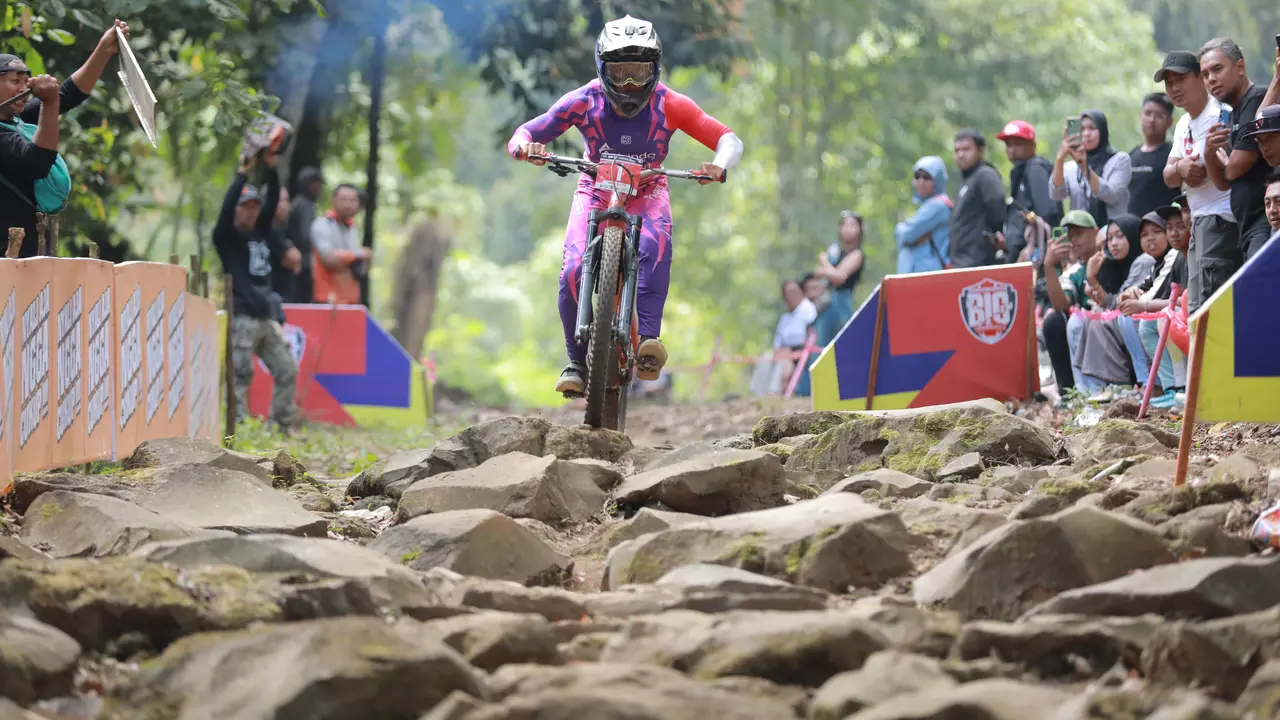 Agung Prio Taklukkan Trek Ekstrem, Juara Men Elite BIG Downhill 2026