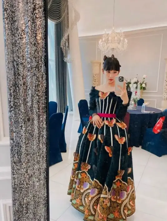 Perempuan kelahiran Yogyakarta itu tampil anggun mengenakan off shoulder dress Batik warna hitam. (Instagram/@dita.karang_new).