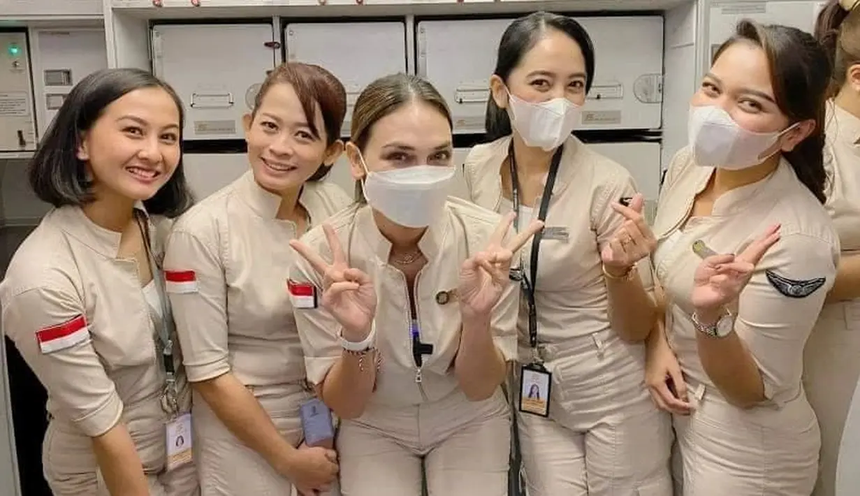 <p>Diketahui bahwa Luna Maya menjadi pramugari untuk penerbangan rute domestik dari Denpasar menuju Jakarta. (FOTO: instagram.com/pramugarisuperairjet)</p>