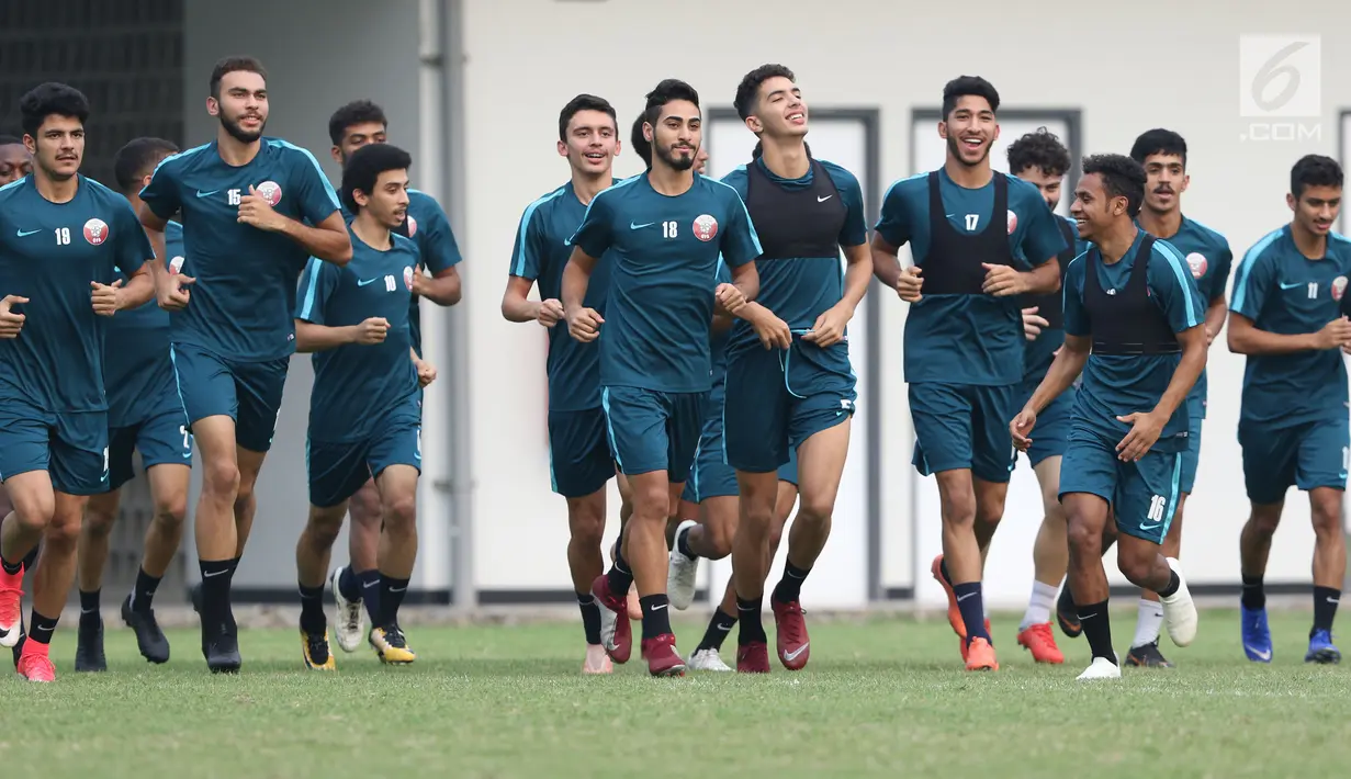 Pemain Timnas Qatar U-19 berlari jelang latihan di Lapangan A Kompleks GBK, Jakarta, Rabu (17/10). Timnas Qatar U-19 tergabuing di Grup A Piala AFC U-19 bersama Indonesia dan Chinese Taipei serta Uni Emirat Arab. (Liputan6.com/Helmi Fithriansyah)