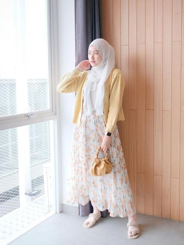 6 Gaya Hijab Selebgram Saritiw, Jadi Inspirasi Padu Padan Pashmina