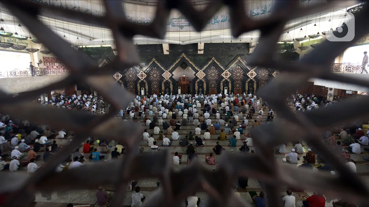 FOTO: Masa Transisi, Masjid Agung At-Tin Gelar Salat Jumat Berjemaah