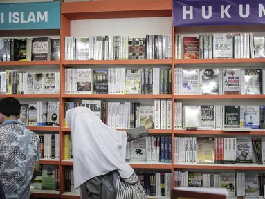 Pengunjung melihat-lihat buku dalam Islamic Book Fair 2018 di JCC, Jakarta, Jumat (20/4). Pameran kali ini sudah memasuki tahun ke-17. (Liputan6.com/Faizal Fanani)
