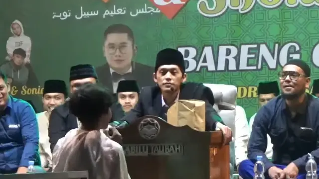 Rofi memakai pakaian ala pocong (Tangkap Layat YouTube Tasbiha Production/Khazim Mahrur)