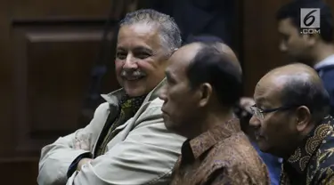 Dirut PT PLN, Sofyan Basir (kiri) bersiap menjadi saksi pada sidang dugaan suap kesepakatan kontrak kerja sama proyek PLTU Riau-1 dengan terdakwa Eni Maulani Saragih di Pengadilan Tipikor, Jakarta, Selasa (11/12). (Liputan6.com/Helmi Fithriansyah)