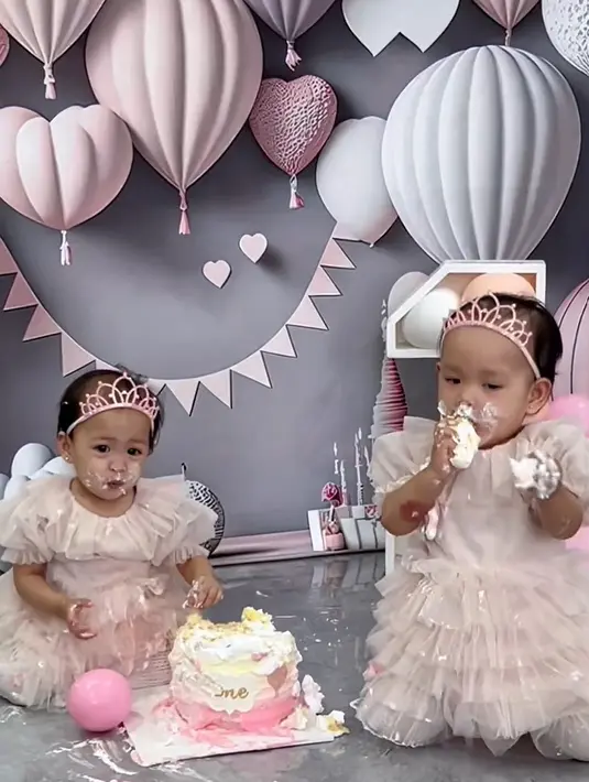 Potret anka kembar Anisa Rahma dan Dito menikmati kue tart di ultah pertamanya. Pasangan ini menikah pada tahun 2018 silam dan kemudian pada 13 Oktober 2022, pasangan ini dikaruniai anak kembar. Tahun ini, Alma dan Alsha baru saja genap satu tahun. [Instagram/anisarahma_12]