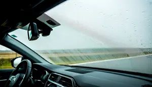 Cara Menghilangkan Embun di Kaca Mobil Saat Hujan dan Cuaca Dingin