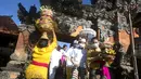 Umat Hindu membawa sesajen saat Hari Raya Galungan di sebuah pura di Bali, Rabu (14/4/2021). Perayaan Hari Raya Galungan yang merupakan hari kemenangan kebenaran (Dharma) atas kejahatan (Adharma) itu diikuti umat Hindu di Bali dengan menerapkan protokol kesehatan. (AP/Firdia Lisnawati)