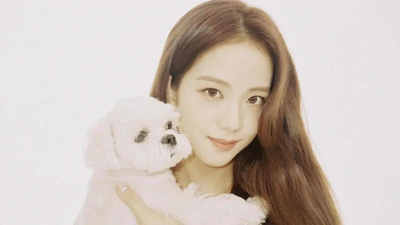 Anjing Peliharaan Jisoo BLACKPINK Dihadiahi Tas Dior, Lengkap dengan Sulaman Nama