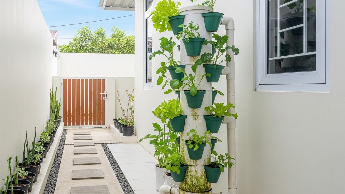 9 Ide Tower Garden dari Pipa PVC dan Botol Plastik, Berkebun Praktis