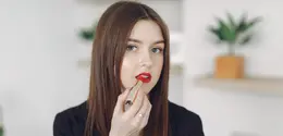 Makeup bukan sekadar mempercantik wajah, tetapi juga menjadi cara mengekspresikan kepribadian. Salah satu kombinasi riasan yang sedang banyak digemari adalah berry lips dengan neutral eyes. (foto/dok: freepik/proostoleh)