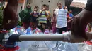 Warga terdampak kekeringan mendapatkan bantuan air bersih yang disalurkan PMI di Rawa Geni, Cipayung, Kota Depok, Rabu, 2 September 2026. (KLY/ Arie Basuki).