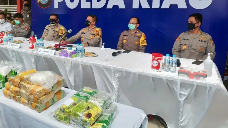 Kapolda Riau Irjen Agung Setya Imam Effendi dalam ekpos pengungkapan narkoba oleh jajarannya.