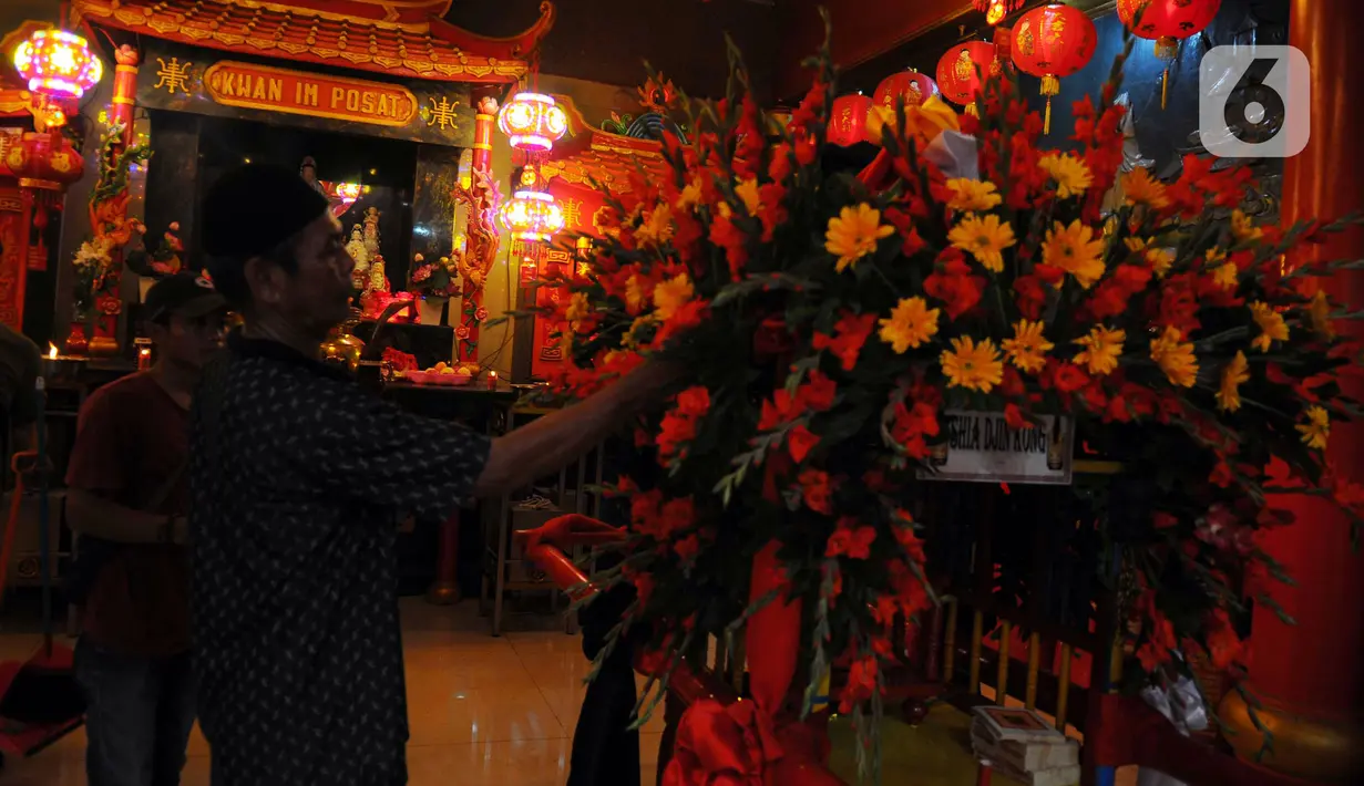 Warga keturunan Tionghoa menghias tandu dewa (Joli) jelang perayaan Cap Go Meh di Klenteng Hok Lay Kiong Bekasi, Jawa Barat, Sabtu (4/2/2023). Perayaan Cap Go Meh akan digelar dengan pawai atraksi barongsai, patung dewa, hingga naga-naga dengan rute pawai itu dari Jalan Mayor Oking-Lampu Merah Kartini-Juanda-Agus Salim-Jalan Perjuangan-Juanda dan kembali lagi ke Jalan Mayor Oking. (merdeka.com/Imam Buhori)