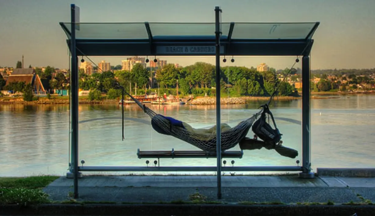 Menunggu adalah hal yang paling membosankan, termasuk saat menunggu bus yang belum kunjung datang. Halte bus ini memiliki fasilitas menarik, seperti keranjang tidur (hammock) di Vancouver Kanada. (www.theguardian.com)