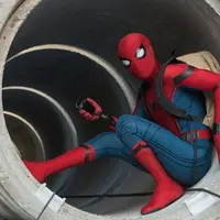 Aksi Tom Holland saat memerankan karakter Spiderman di film `Spider-Man: Homecoming.`. Film ini menceritakan seorang pelajar SMA yang mendapatkan kekuatan akibat terkena gigitan laba-laba transgenic. (Chuck Zlotnick/Columbia Pictures-Sony via AP)