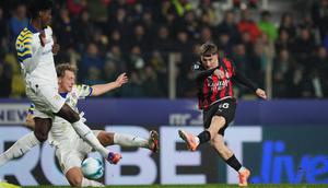 Pemain AC Milan, Alexis Saelemaekers (kanan), mencetak gol dalam pertandingan Serie A antara Parma dan AC Milan di Parma, Italia, Sabtu, 8 November 2025. (Massimo Paolone/LaPresse via AP)