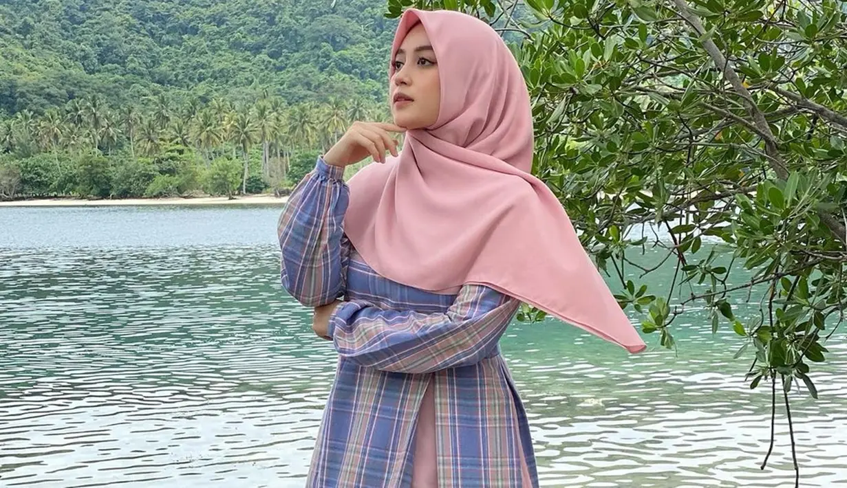 Pemilik nama lengkap Nabilah Ratna Ayu Azalia ini sukses bikin pangling dan tuai pujian karena tampil lebih tertutup. Ia dipuji makin anggun dan cantik dalam balutan hijab dan gamis. (Liputan6.com/IG/@nblh.ayu)