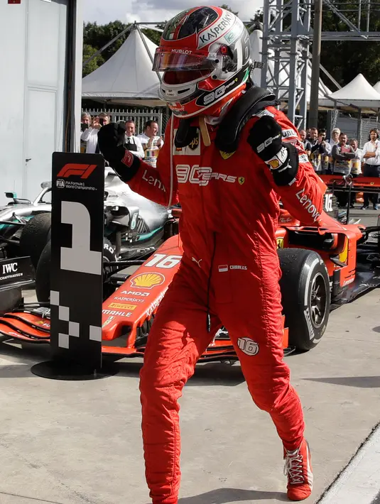 Pembalap Ferrari Charles Leclerc berlari usai memenangkan F1 GP Italia 2019 di Sirkuit Monza, Minggu (8/9/2019). Leclerc menjuarai F1 GP Italia 2019 setelah pertarungan alot melawan duo pembalap Mercedes, Lewis Hamilton dan Valtteri Bottas. (AP Photo/Luca Bruno)