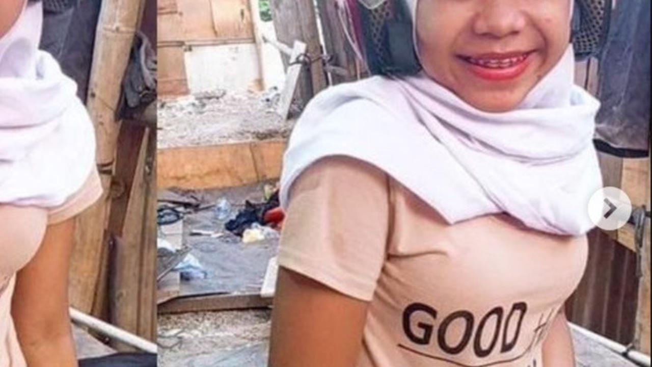 Pertama kali muncul ke publik, Cimoy dikenal sebagai remaja polos namun memiliki pergaulan yang bebas. Gayanya sederhana khas remaja kampung yang tak terlalu banyak mengikuti tren.