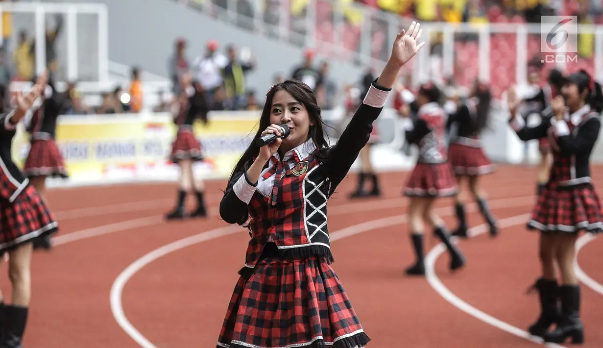 Grup vokal JKT48 hibur penonton laga persahabatan antara Bhayangkara FC dan FC Tokyo di Stadion Utama Gelora Bung Karno (GBK), Senayan, Jakarta, Sabtu (27/1). (Liputan6.com/Faizal Fanani)