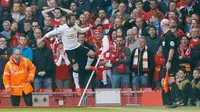 Gelandang Manchester United, Juan Mata merayakan selebrasi usai mencetak gol ke gawang Liverpool saat Laga Liga Premier Inggris di Anfield Stadium, Inggris, Minggu (22/3/2015 ). Manchester United menang 2-1 atas Liverpool. (Reuters/Carl Recine)