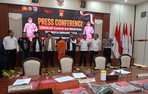 Polisi menangkap pelaku pembunuhan terhadap wanita berinisal FH (45), yang sehari-hari membuat keripik pisang di Kampung Sidilem, Desa Telagaluhur, Serang, Banten. (Liputan6.com/Yandhi Deslatama)