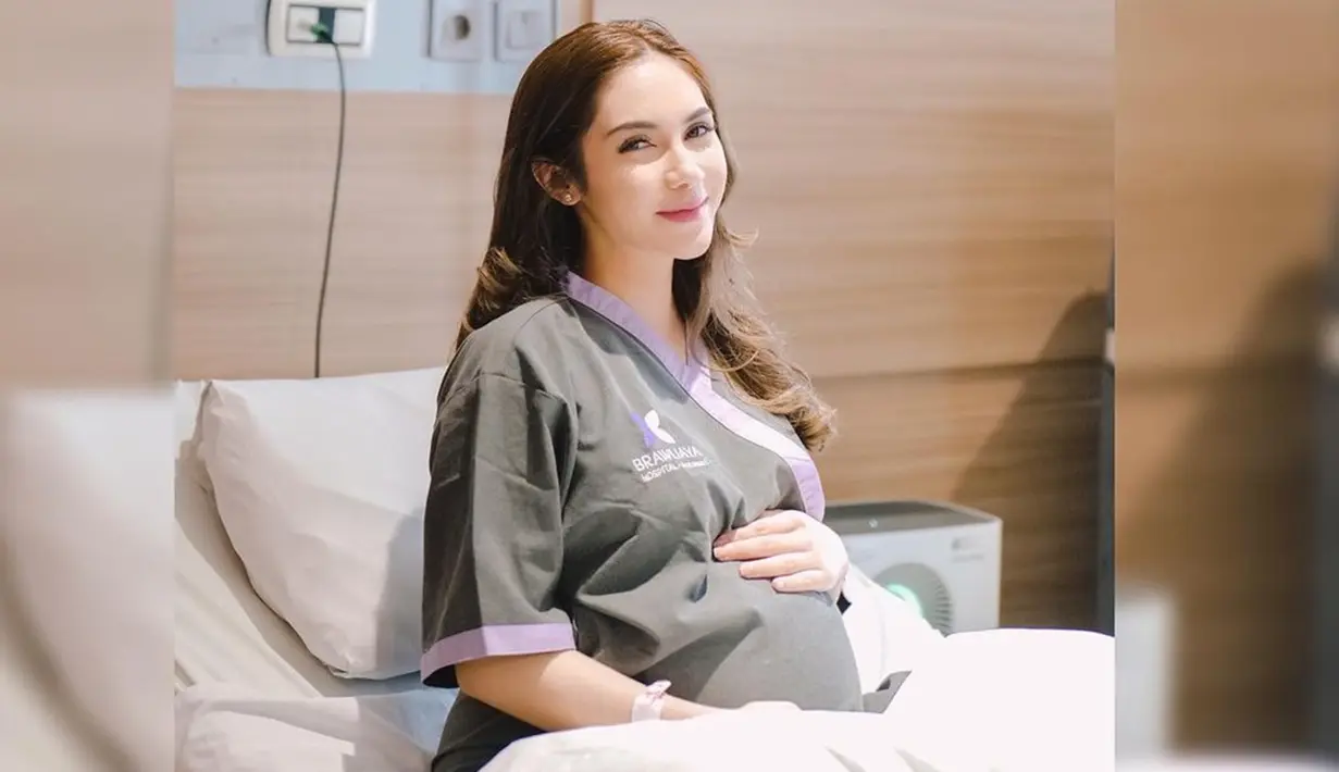 Melahirkan di Brawijaya Hospital Antasari, ini momen detik-detik Syahra Larez jelang melahirkan. Tampil dengan wajah polos tanpa makeup, artis kelahiran 1 September 2002 ini dipuji makin cantik. Tengah menanti persalinan, aura keibuan artis blasteran Arab – Jawa – Australia ini semakin terlihat. Selama kehamilannya, Syahra Larez kerap bagikan momen masa kehamilannya di Instagram. (Liputan6.com/IG/@syahralarez_new)