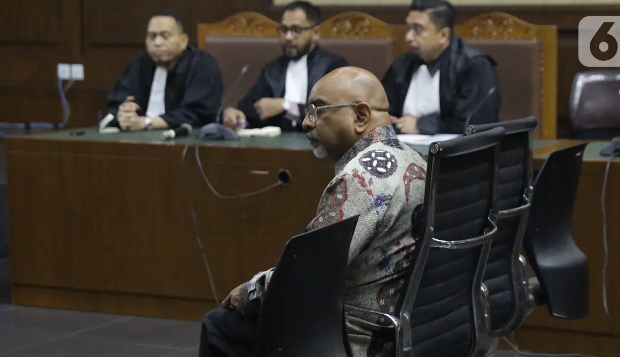 Terdakwa dugaan suap proyek pengadaan di lingkungan PT Krakatau Steel, Karunia Alexander Muskitta saat menjalani sidang pembacaan tuntutan di Pengadilan Tipikor, Jakarta, Rabu (16/10/2019). Karunia Alexander Muskitta dituntut 3 tahun penjara denda Rp100 juta. (Liputan6.com/Helmi Fithriansyah)