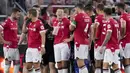 Pemain Wrexham, Paul Mullin dengan menggunakan alat bantu pernapasan dibantu sejumlah tim medis meninggalkan lapangan pertandingan setelah mengalami insiden dengan kiper Manchester United, Nathan Bishop pada laga uji coba pramusim di Snapdragon Stadium, San Diego, California, Rabu (25/07/2023) WIB. (AP Photo/Gregory Bull)