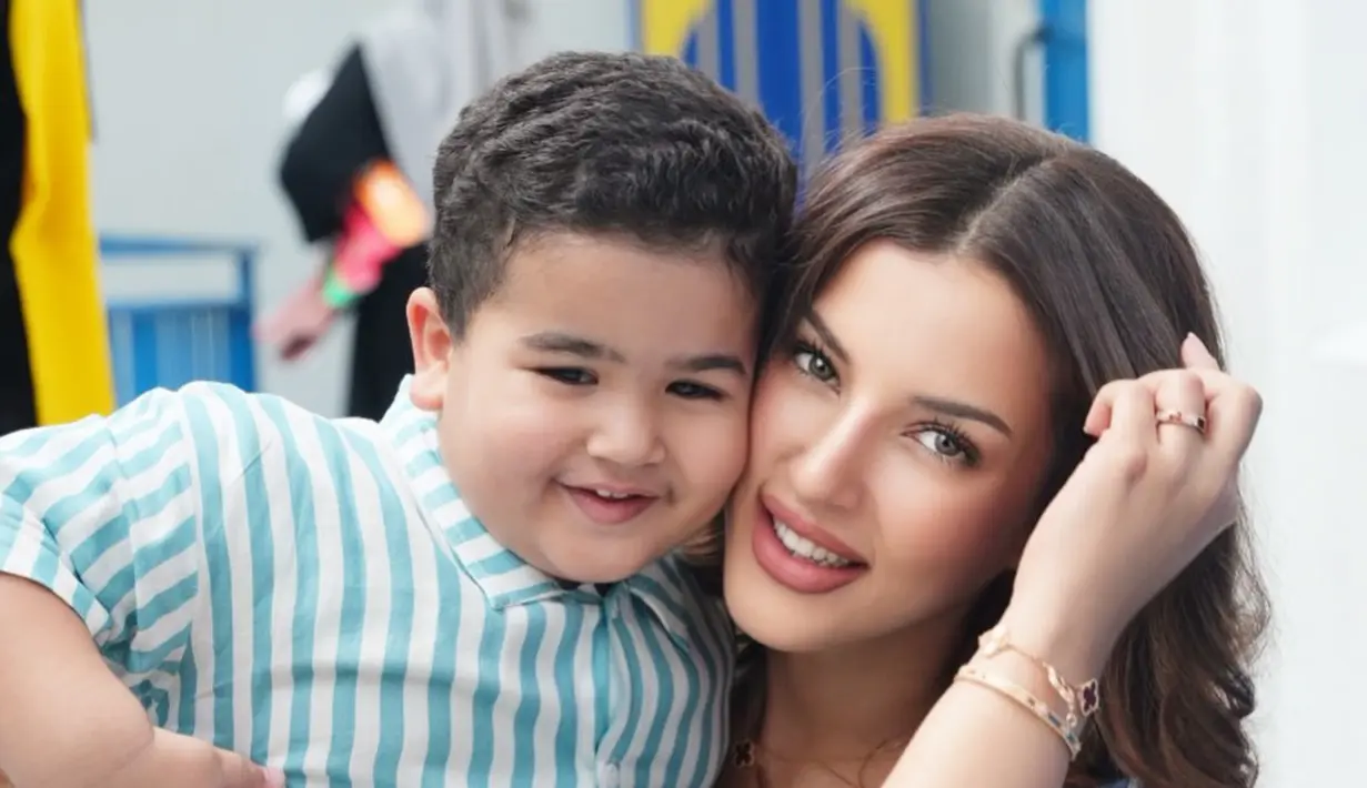 Tasya Farasya datang ke sekolah untuk menyaksikan putranya, Hasan Issa, pentas di sekolah [@tasyafarasya]