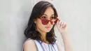 Salah satu fashion item yang sering dipakai oleh Nasya Marcella adalah kacamata. Selain melindungi dari sinar matahari, penampilan seleb kelahiran 9 Desember 1996 ini makin keren dengan kacamata.(Liputan6.com/IG/@nasyamarcella)