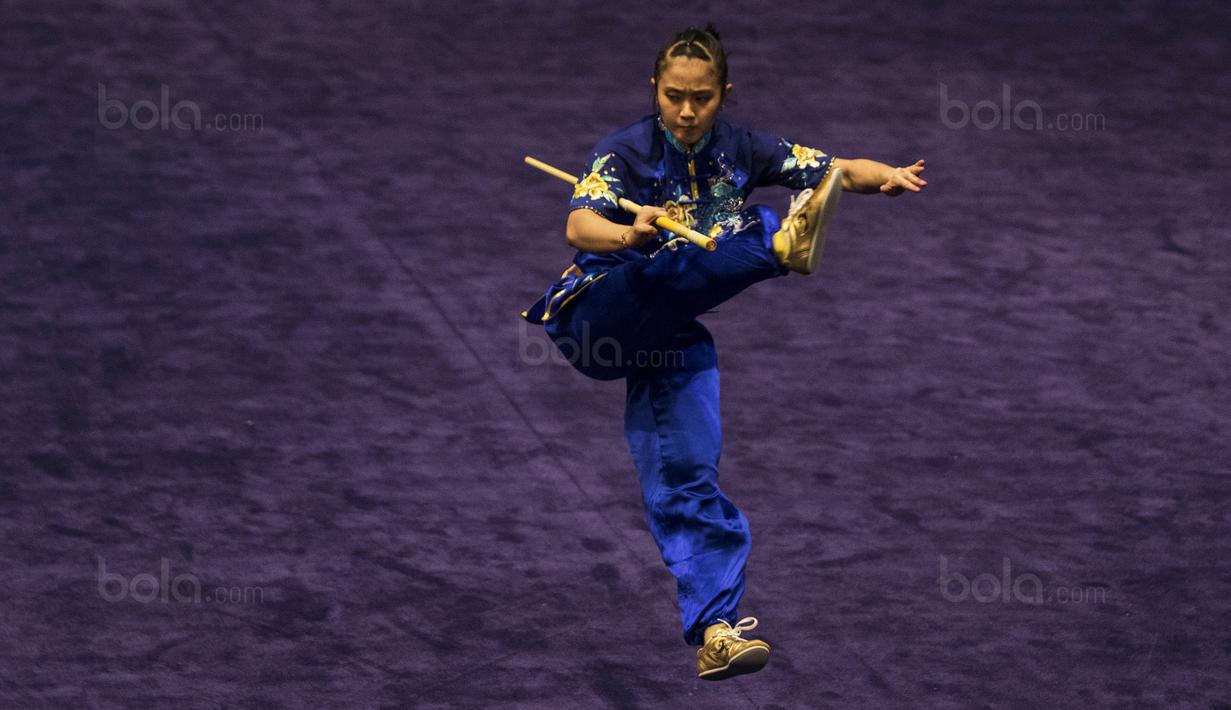 Atlet wushu Indonesia, Felda Elvira Santoso, tampil pada SEA Games nomor gunshu putri di KLCC, Kuala Lumpur, Minggu (20/8/2017). Felda berhasil meraih medali perunggu dengan meraih nilai 9,62. (Bola.com/Vitalis Yogi Trisna) 