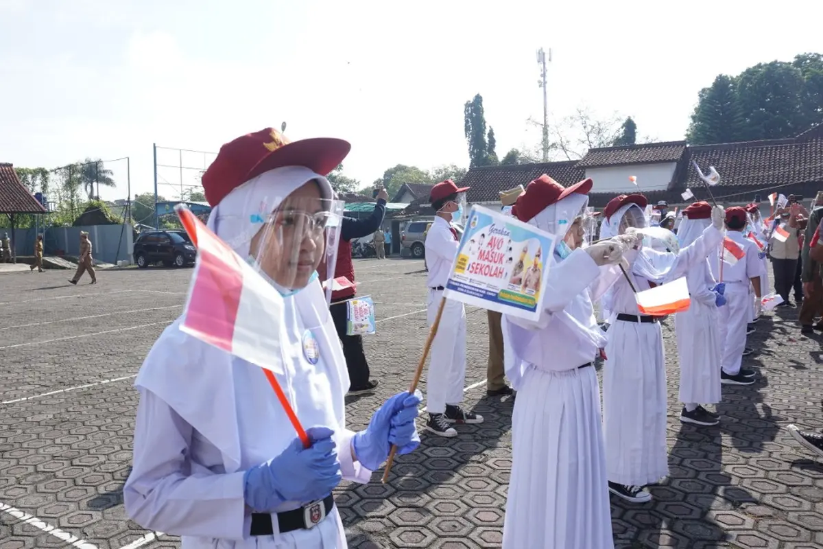 Puluhan siswa perwakilan PAUD hingga SMP mengikuti kampanye Ayo Masuk Sekolah yang digelar Pemda Garut di Lapangan Setda Garut, Jawa Barat.