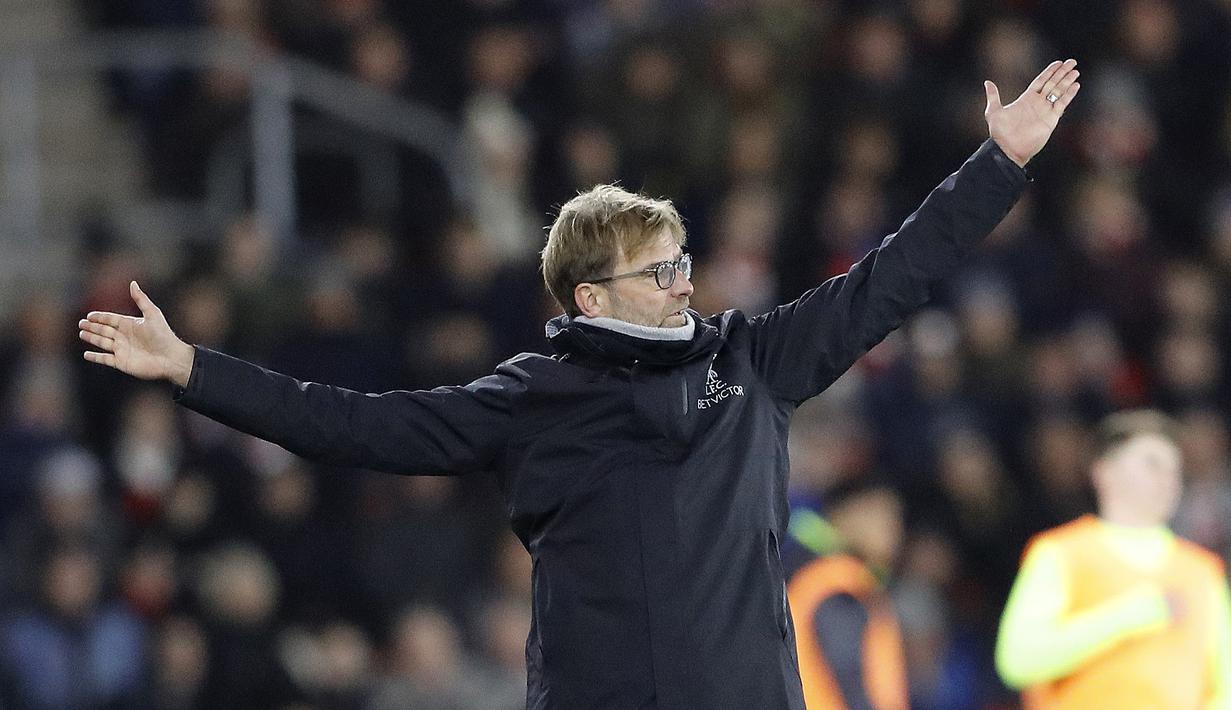 Ekspresi pelatih Liverpool, Juergen Klopp memberikan instruksi saat melawan Southampton FC pada laga leg pertama Semifinal Piala Liga Inggris di St. Mary's stadium, Southampton (11/1/2017). Soton menang 1-0 atas Liverpool. (AP/Frank Augstein)