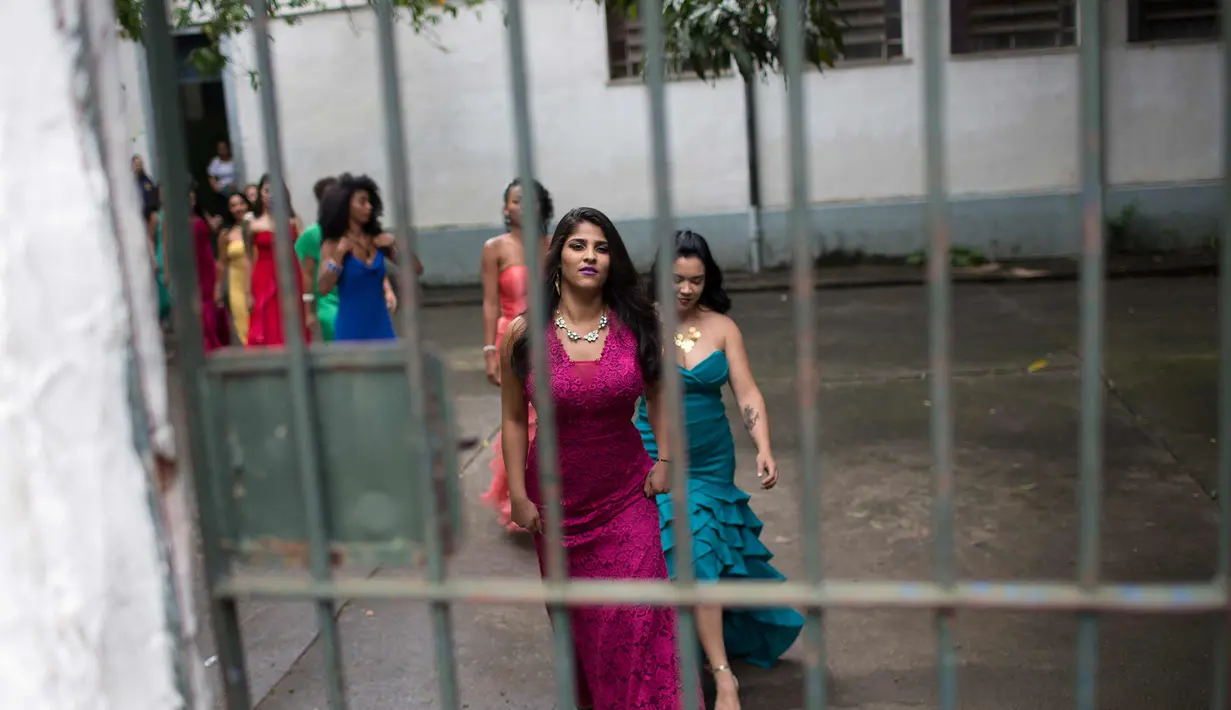 Narapidana wanita mengenakan gaun malam bersiap mengikuti kontes kecantikan tahunan di penjara Talavera Bruce, Brasil, (23/11). Kontes tersebut dimenangkan oleh seorang narapidana cantik bernama Mayana Rosa Alves. (AP Photo/Silvia Izquierdo)