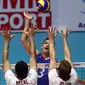 Pemain Timnas voli putra Indonesia, Sigit Ardian melakukan smes saat melawan Qatar pada Kejuaraan Voli Asia 2017 di GOR Tri Dharma, Gresik, Rabu (26/7). Indonesia unggul 3-2 (24-26, 14-25, 25-20, 25-21, 15-11). (Liputan6.com/Helmi Fithriansyah)