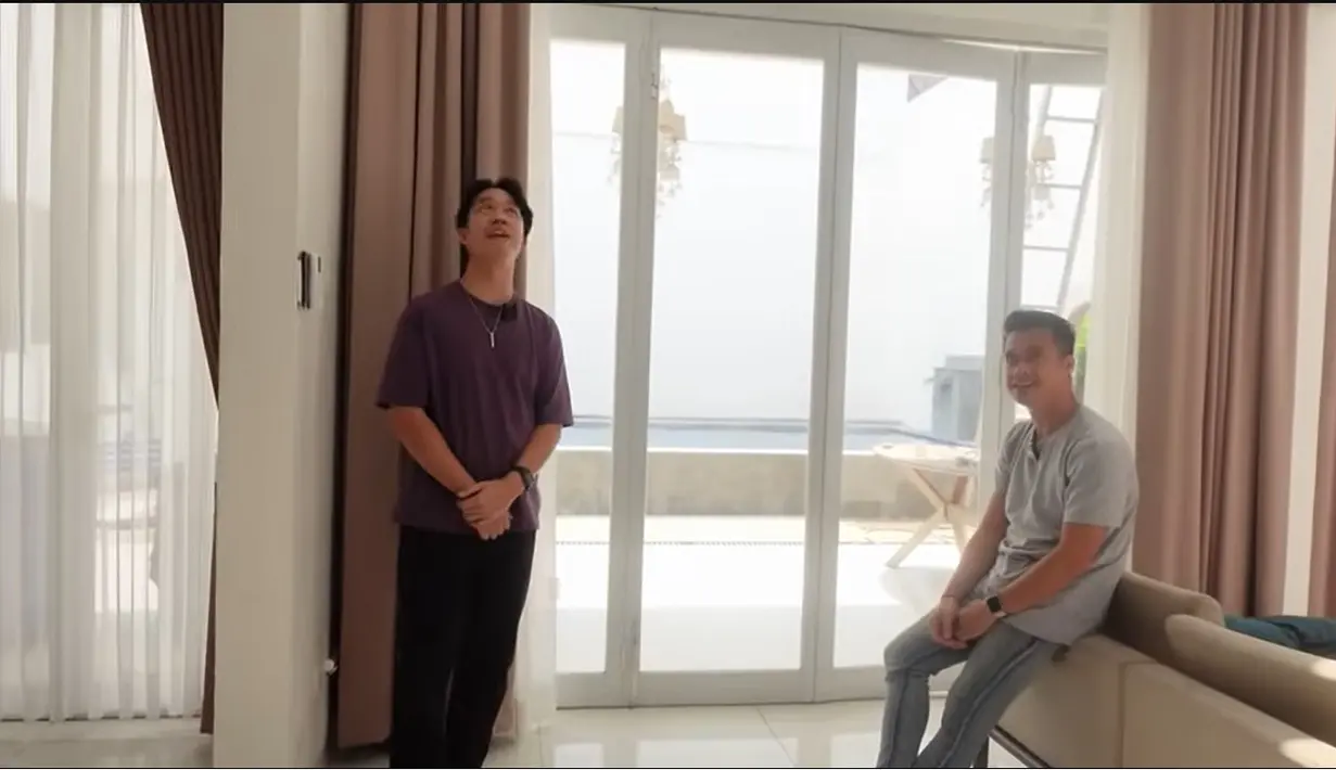 Rumah tampak luas tidak banyak sekat. Sedangkan dinding belakang banyak menggunakan kaca, hingga menambah semakin luas. Halaman belakang juga digunakan untuk kolam renang. [Youtube/Mulia Mas TV]