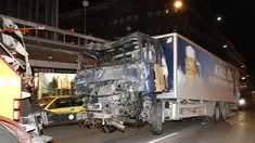 Kondisi truk yang menabrak kerumunan orang di Jalan Drottninggatan, pusat kota Stockholm, Swedia (8/4). Truk yang menewaskan 4 orang tersebut diketahui milik perusahaan bir Spendrups. (AFP/Odd Andersen)