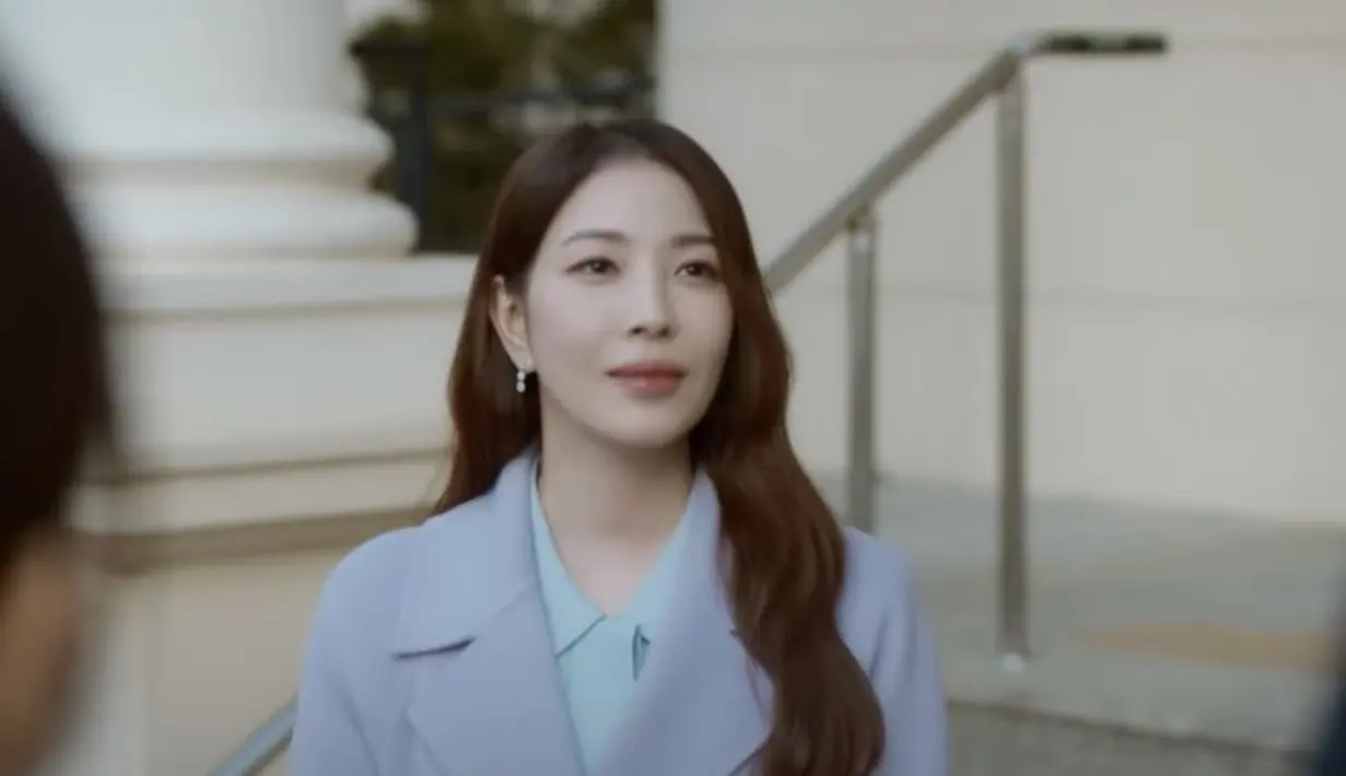 BoA muncul dengan busana berwarna baby blue yang elegan dan tampak cantik dengan rambutnya yang dibiarkan terurai. (Foto: tvN)
