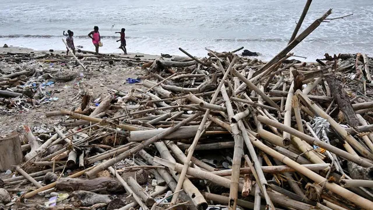 Ironis, Saat Libur Akhir Tahun Pantai Kuta Justru Dipenuhi Sampah Kiriman